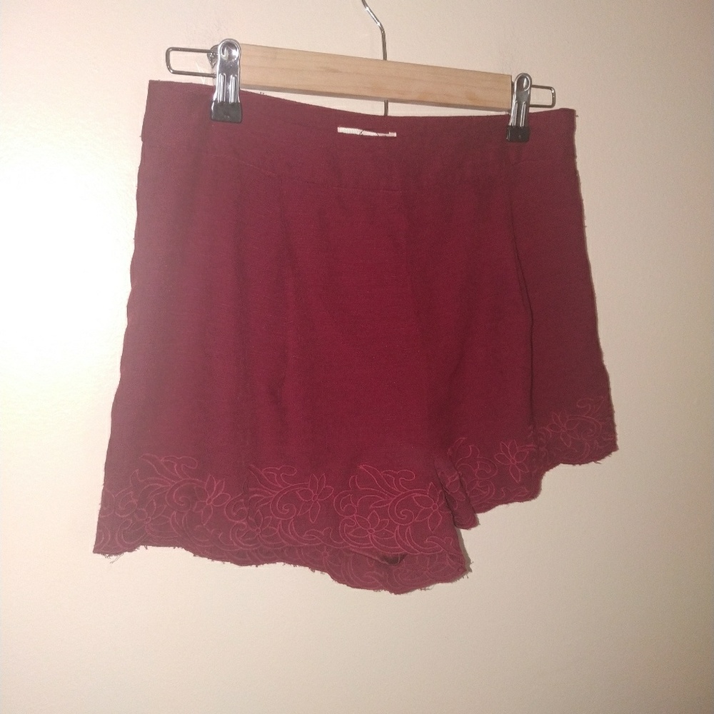 Gorgeous linen like flower embroidered shorts!